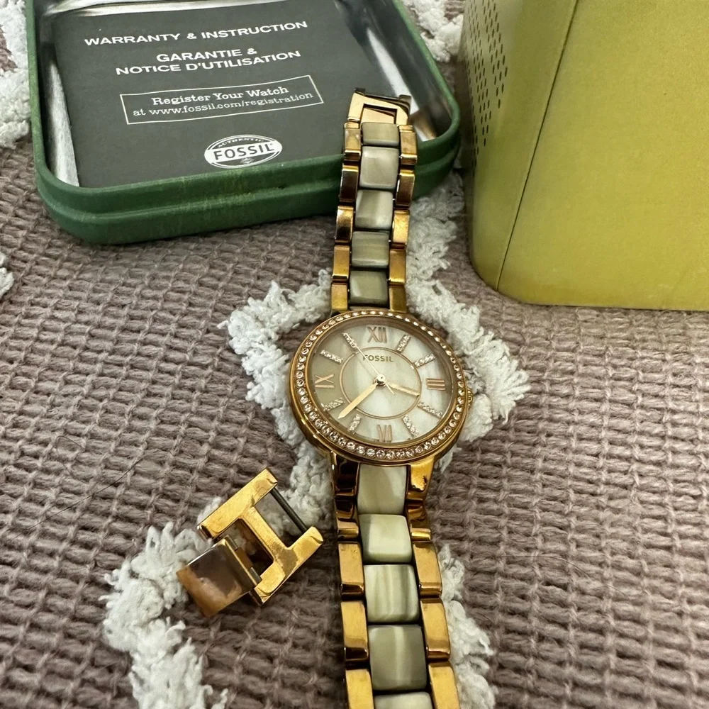 Women’s Fossil Watch - Picture 1 of 7